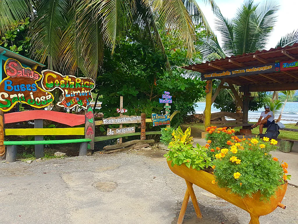 Bushaltestelle in Puerto Viejo