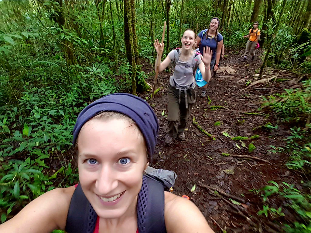 Auf Wanderung mit Alice, Laura, Camila und Augie.