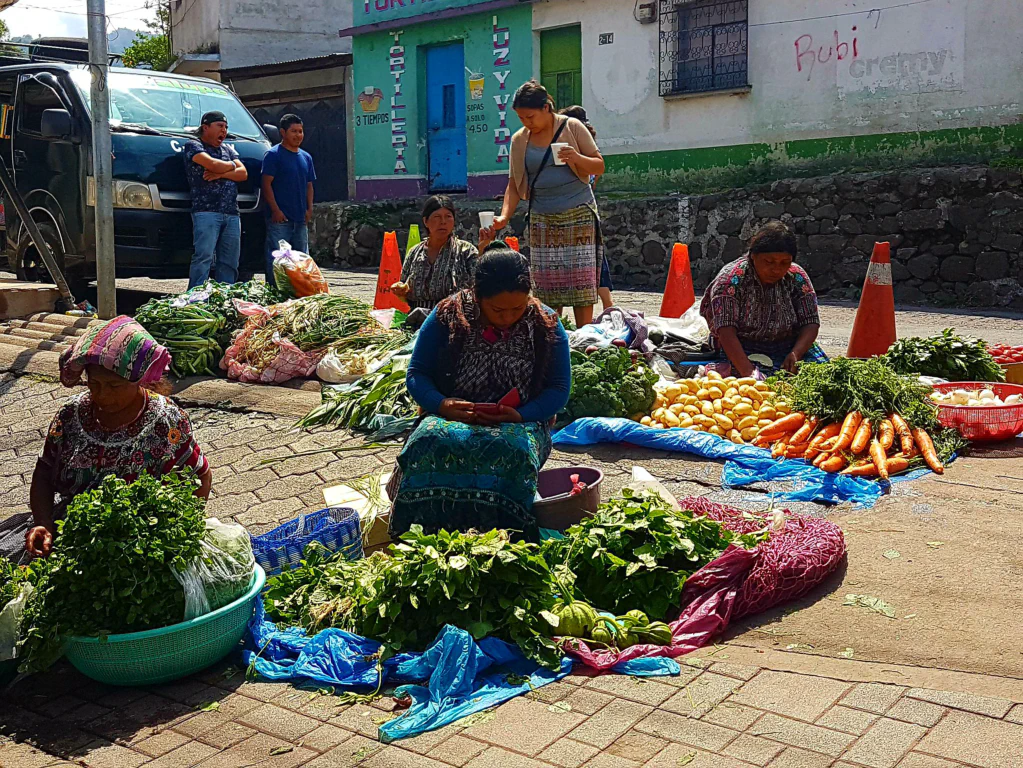Frauen aus den Bergdörfern verkaufen oftmals nur wenige Produkte​, am häufigsten Avocados