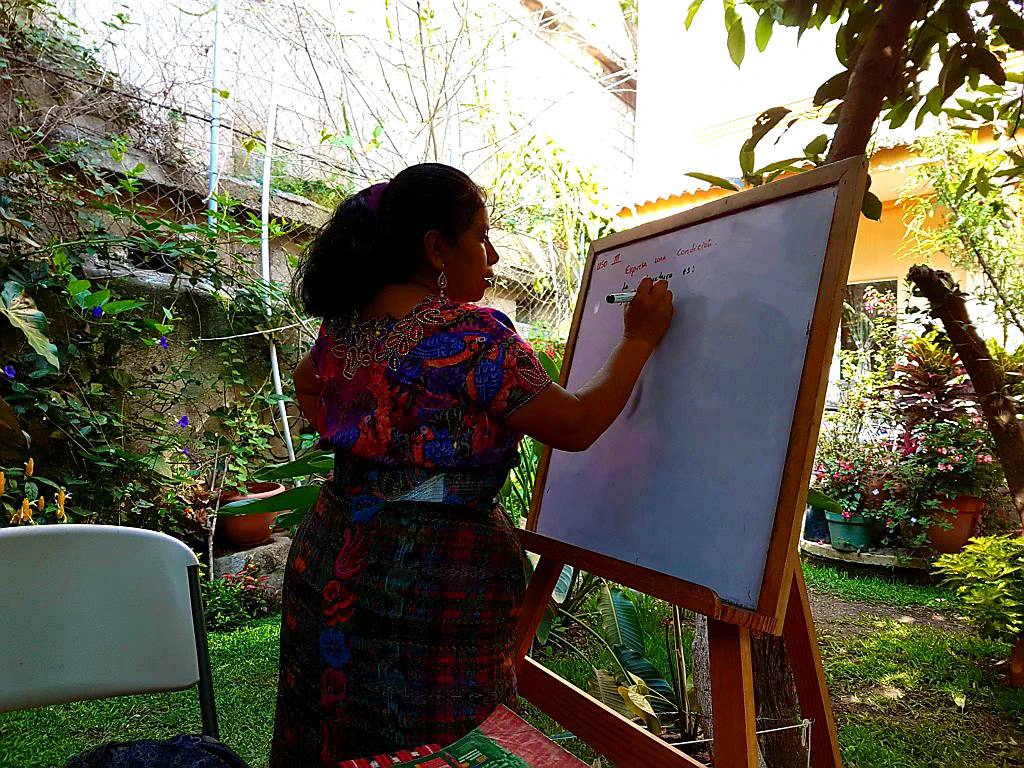 Unterricht mit meiner Lehrerin Florinda im Schulgarten