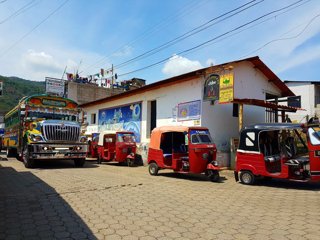 Einer der berüchtigten Chicken-Busse
