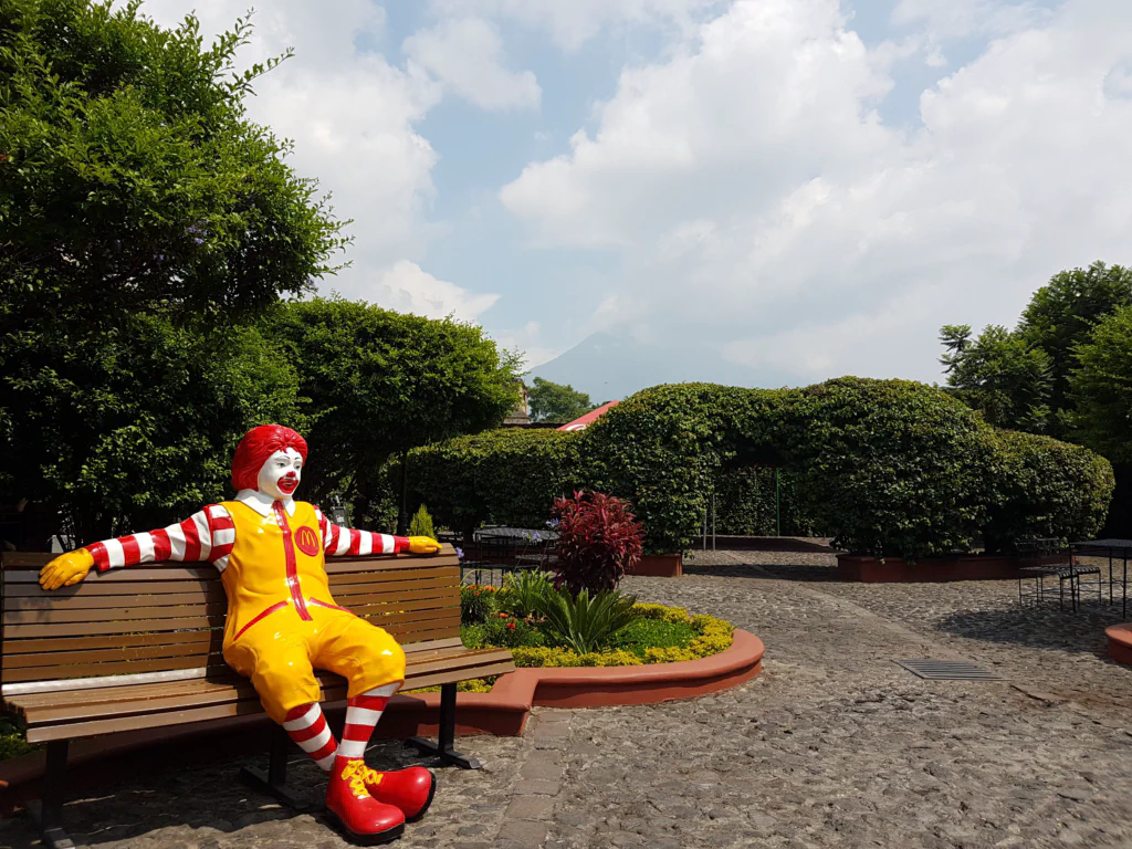 Ronald chillt vorm wolkenverhangenen Volcán de Agua