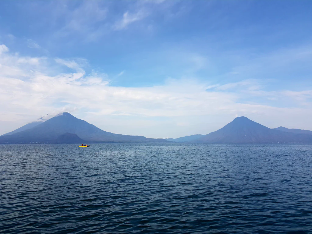 Blick von Panajachel auf den Lake Atitlan und seine Vulkane
