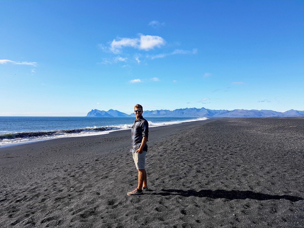 Jan am Strand von Hvalnes