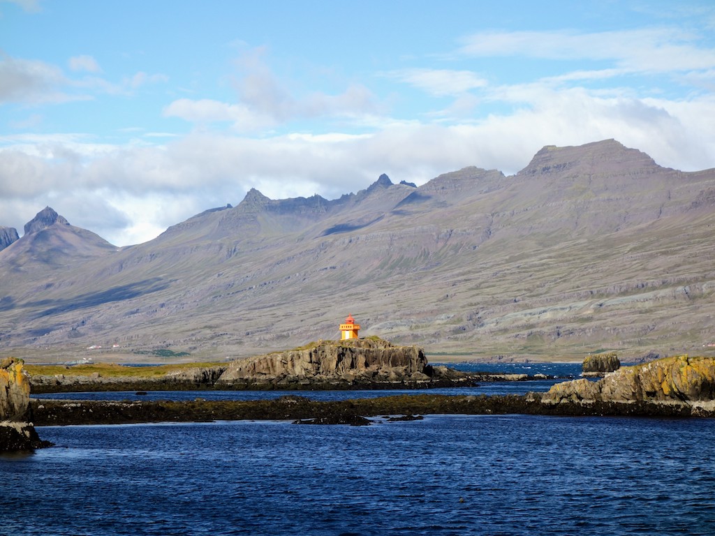 Wenn man sich von Eggin í Gleðivík umdreht, entdeckt man diesen schönen Leuchtturm.