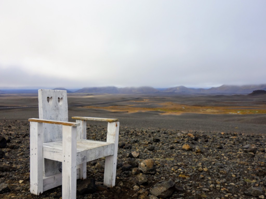 Mit den Stühlen irgendwo im Nirgendwo haben’s die Isländer irgendwie…