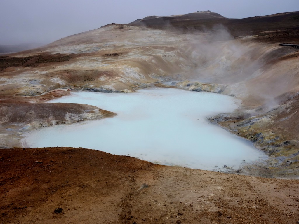 (zum baden zu) heißer See am Vulkan Leirhnjúkur