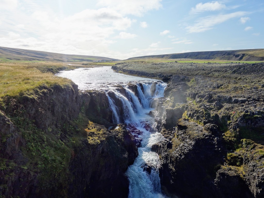 Wasserfall der Schlucht Kolugljúfur – von vorne