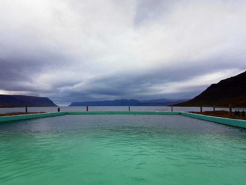 Hauptbecken des Hot Pots Reykjafjardalaug