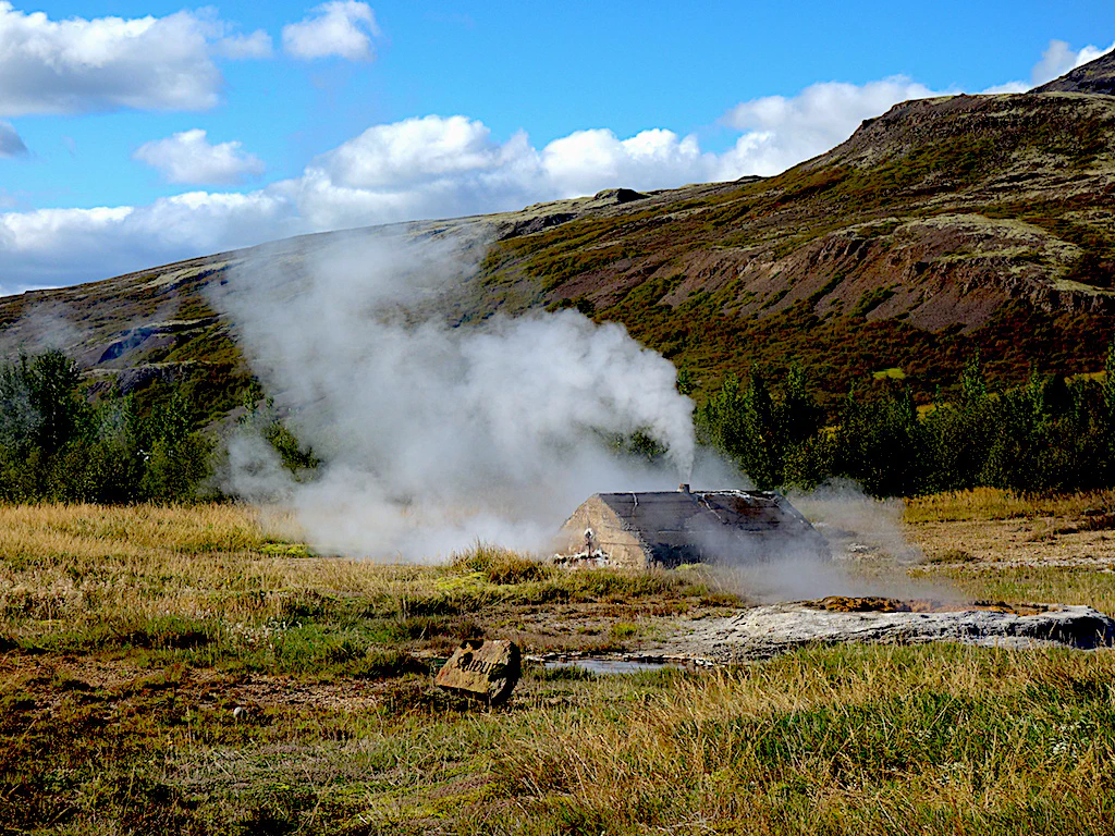 Das Häuschen wurde über eine heiße Quelle gebaut.