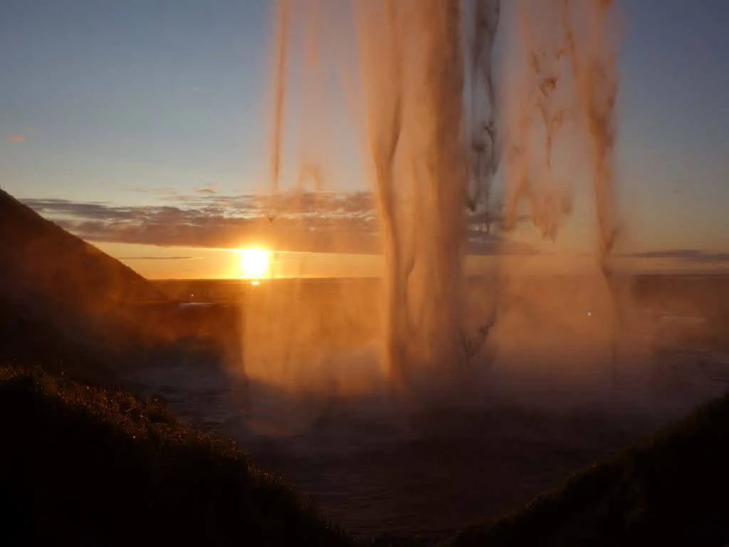 Hinter dem Wasserfall