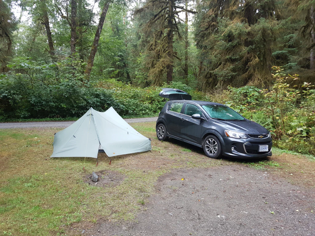Regenzelt und Regenauto am Fairy Lake