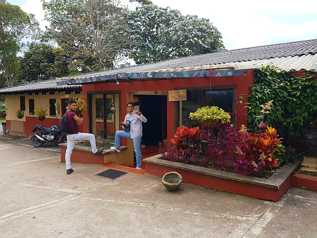 Unser Hostel La Serrana und die beiden Jungs von der Rezeption