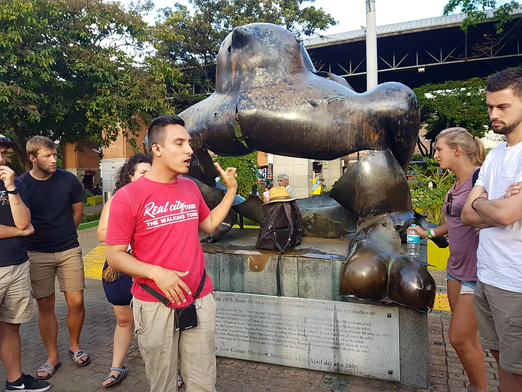 Das eigentliche Wahrzeichen von Medellín: Eine zerbombte Statue...