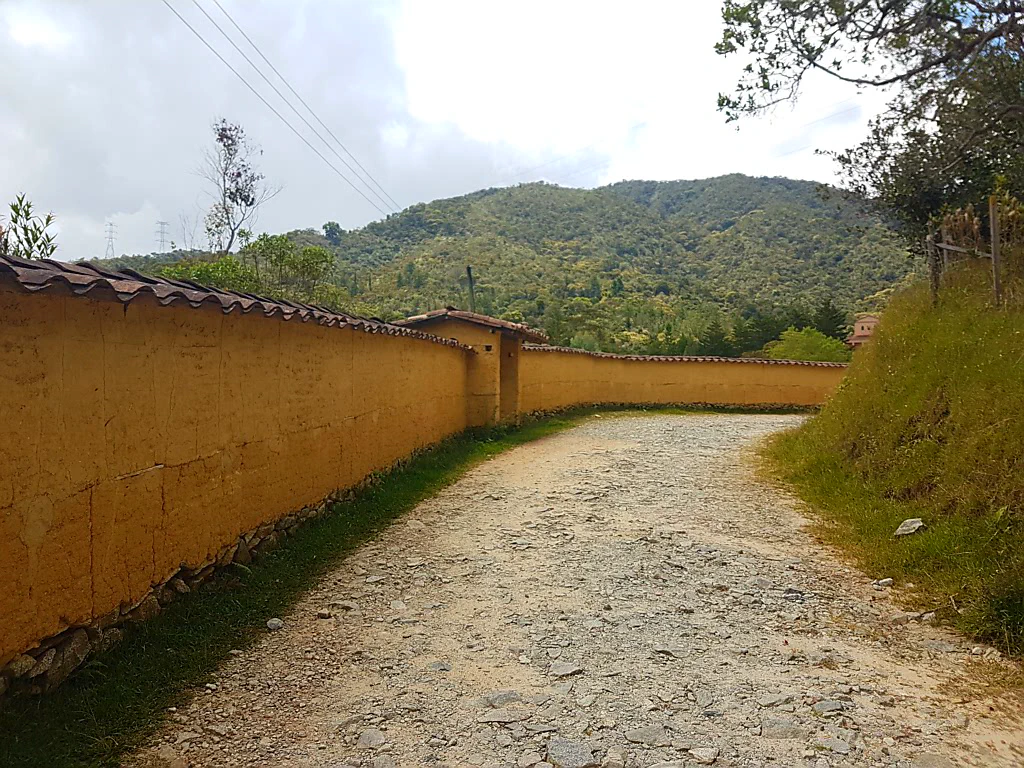 Weg zum Benediktiner-Kloster