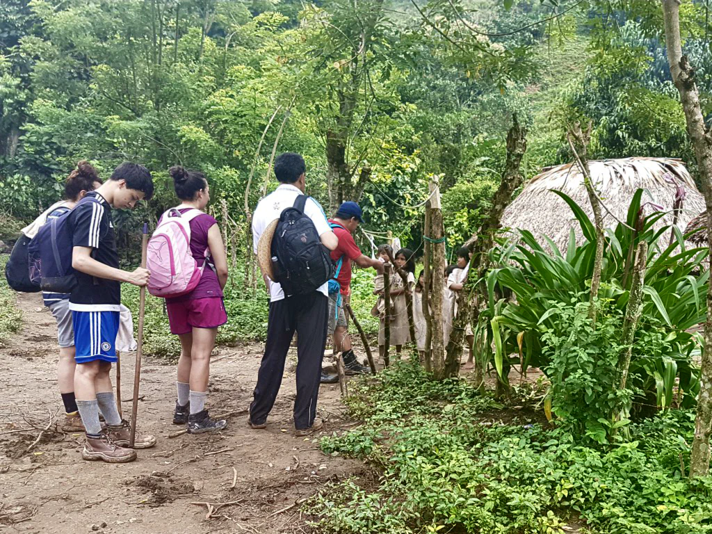 Der Deal: Jesús besticht die Kids mit Lollis...