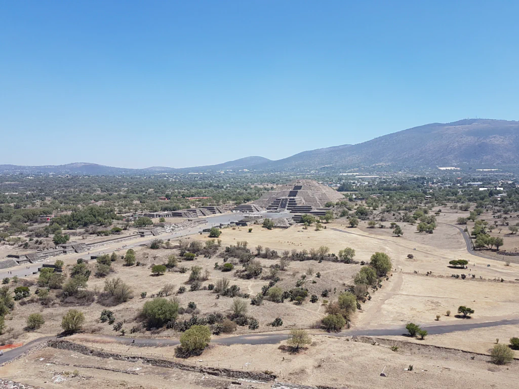 Blick von der Sonnenpyramide auf die Mondpyramide