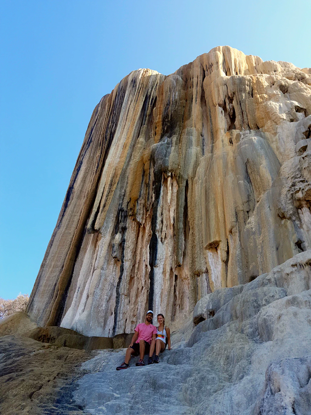 am Fuße der steinernden Wasserfälle