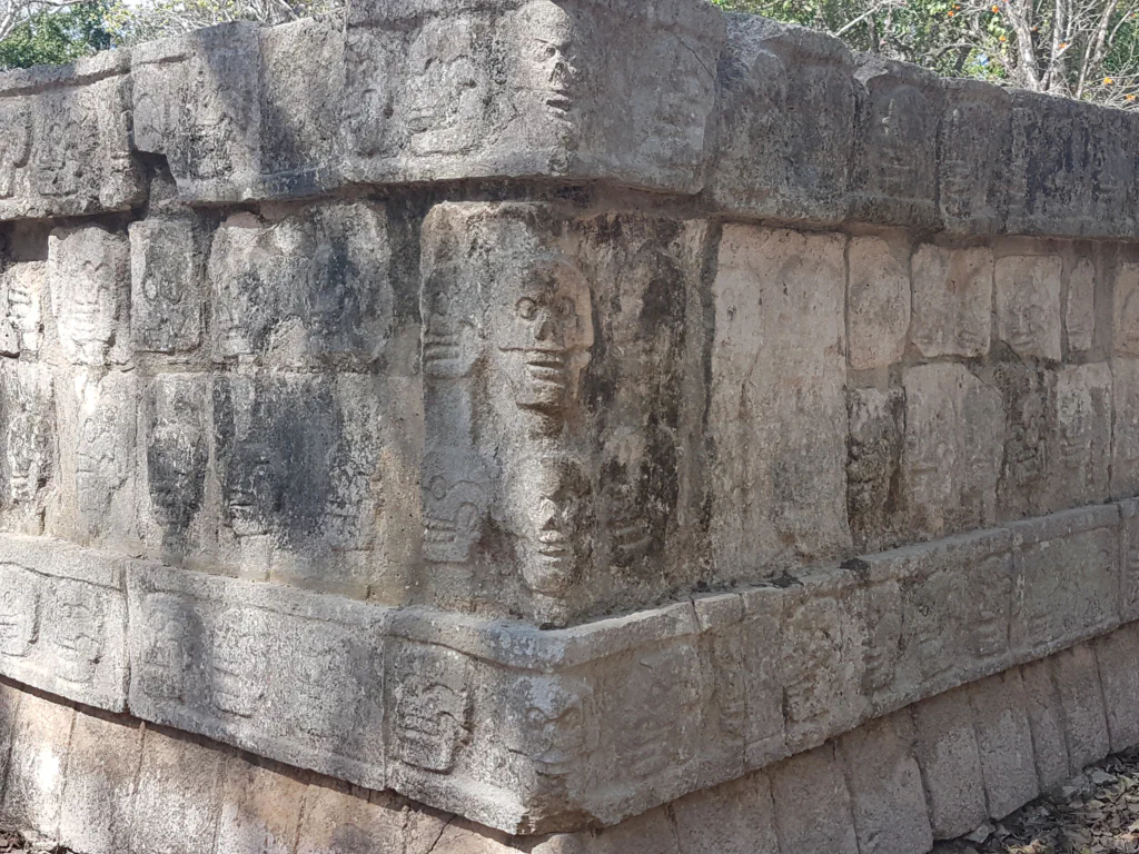 viele in Stein gemeißelte Symbole