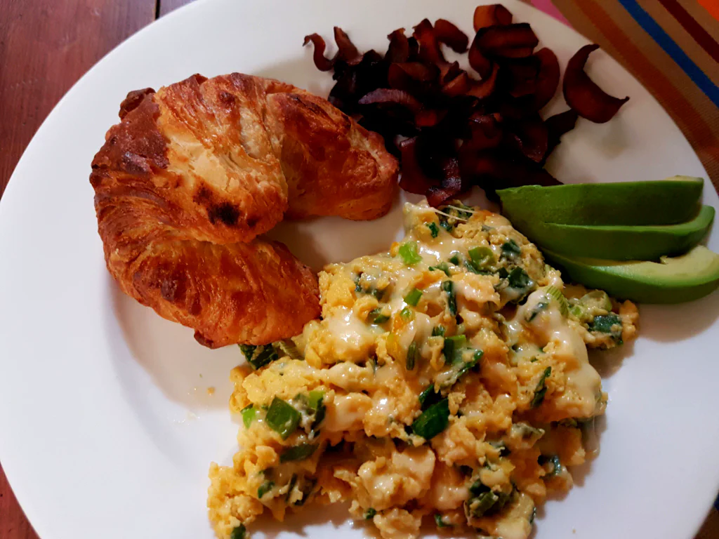 Zweites Frühstück mit veganem Schinken (=angebratenen Kokosflocken!)