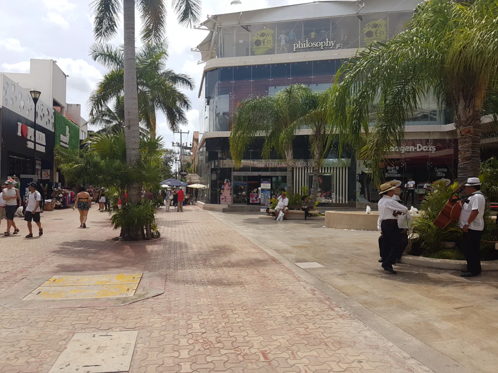 ... zeichnet sich vor allem durch die höchste Starbucks-Dichte pro Km aus.