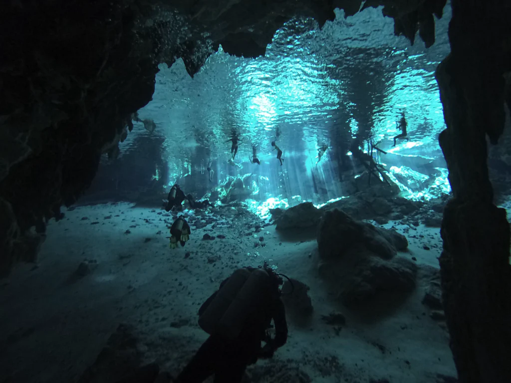 Taucher, Schnorchler und Planscher treffen sich im Auge von Los Ojos.