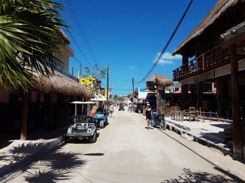 Straße von Holbox: Golfcarts statt Autos