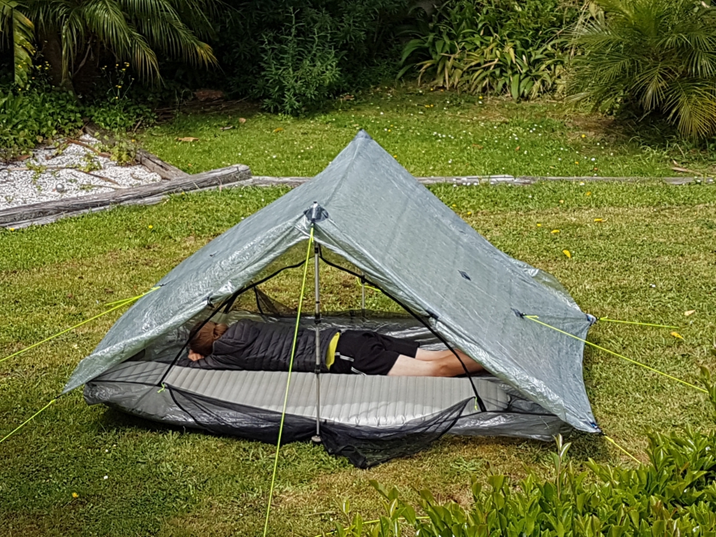 Pete genießt sein neues Zelt