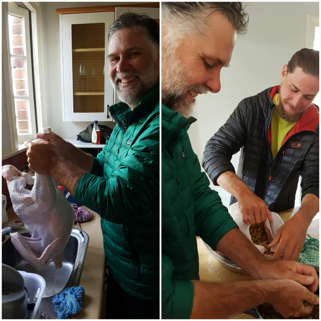 Dan und Pete kümmern sich um den Truthahn