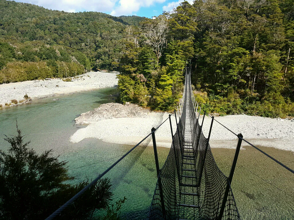 Bruecke ueber den Fluss