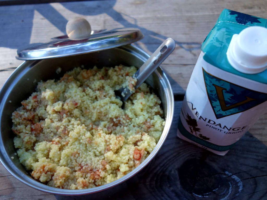 Auf dem Pinot Grigio steht, dass er ausgezeichnet zu Thunfisch passt!