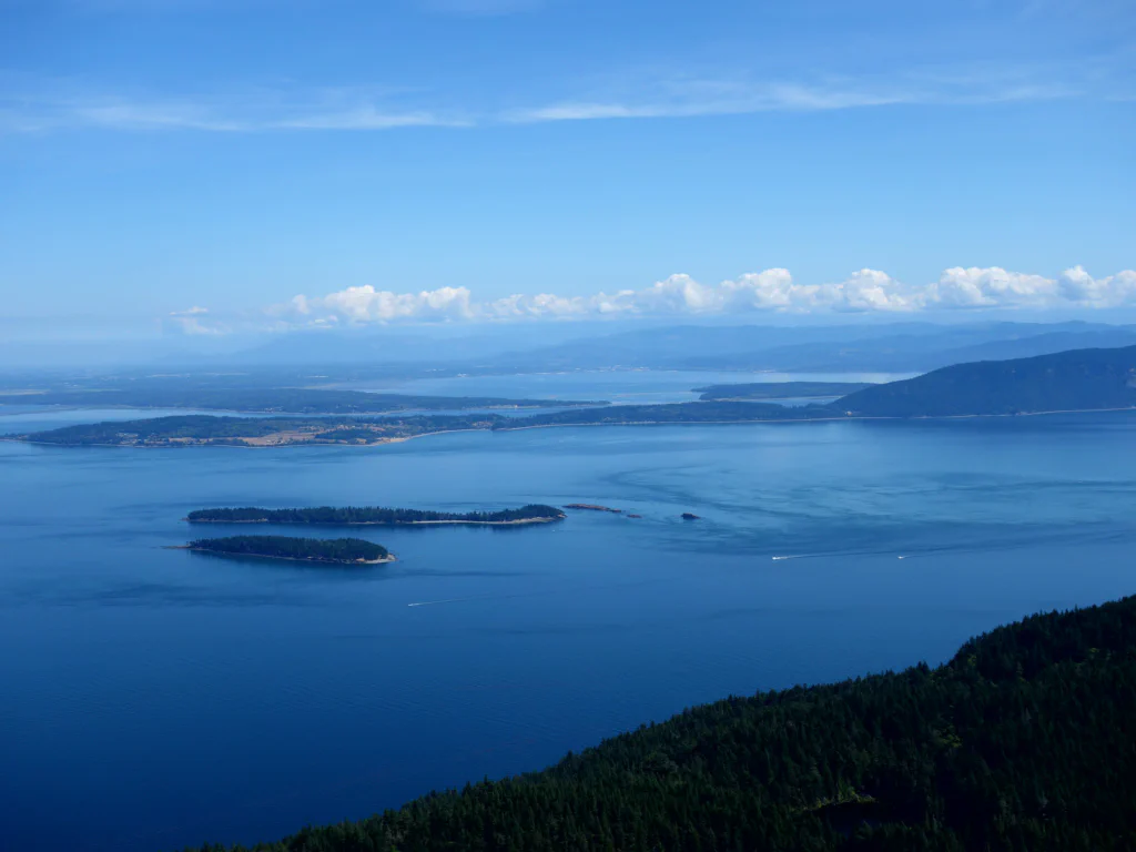 Aussicht vom Gipfel auf die Salish Sea
