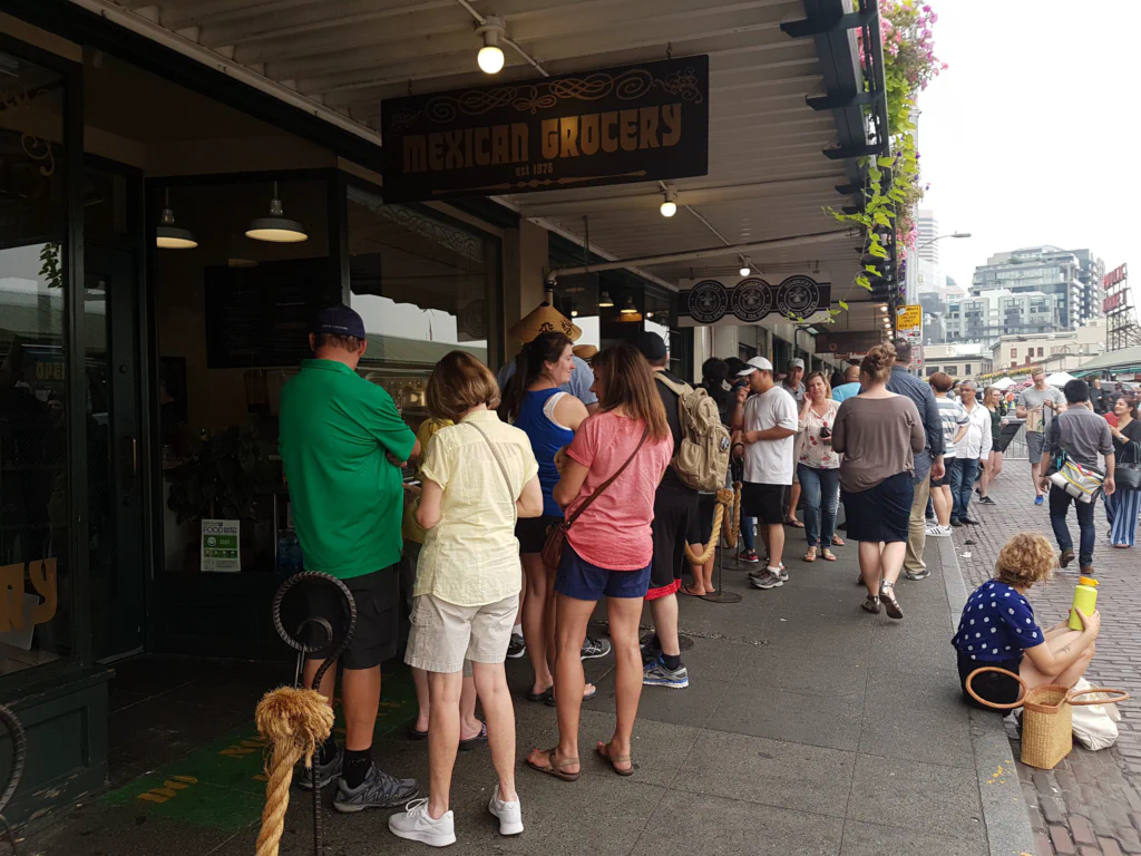 Schlange vorm 1. Starbucks der Welt